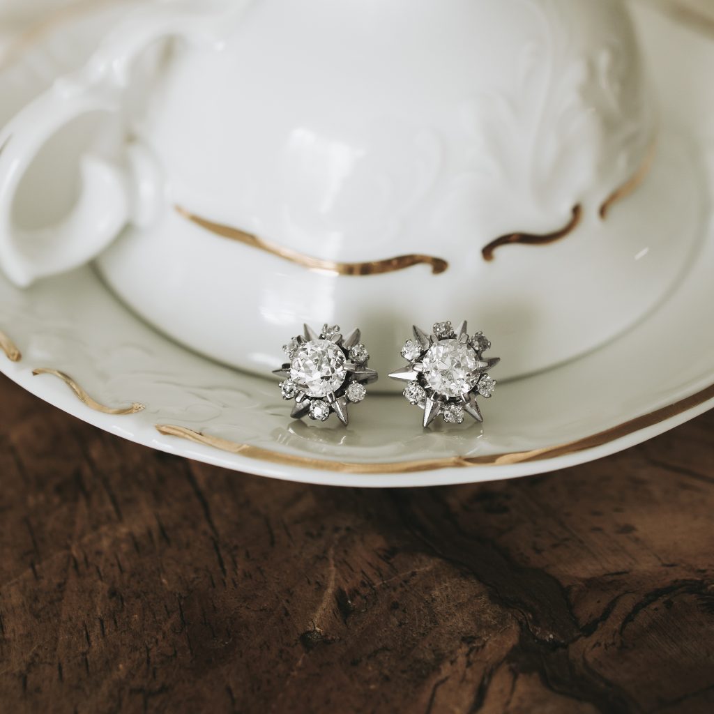 Diamond Imitations: What Is Moissanite and How Can You Tell It Apart from a Diamond? 2 PENDIENTES VINTAGE