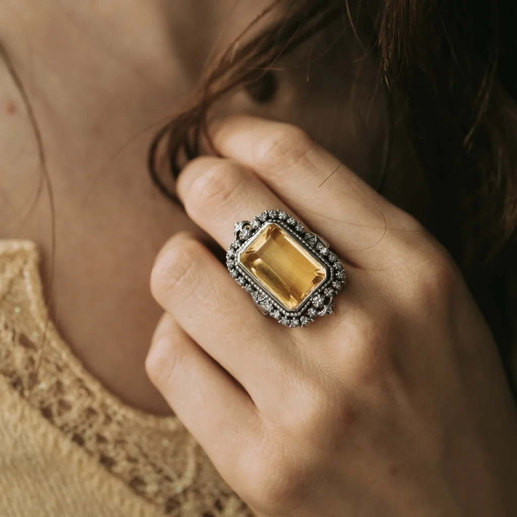 ¿Qué significa el anillo vintage? 6 URBIETA_#5695_Lifestyle_resultado