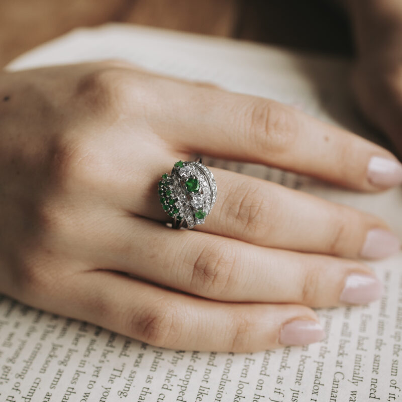 Alternative view of S4380.1 - Sortija esmeraldas y diamantes