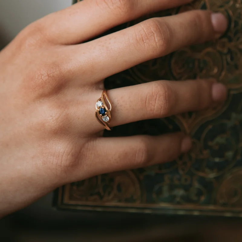 Alternative view of S6894 - Tresillo cruzado zafiro y diamantes