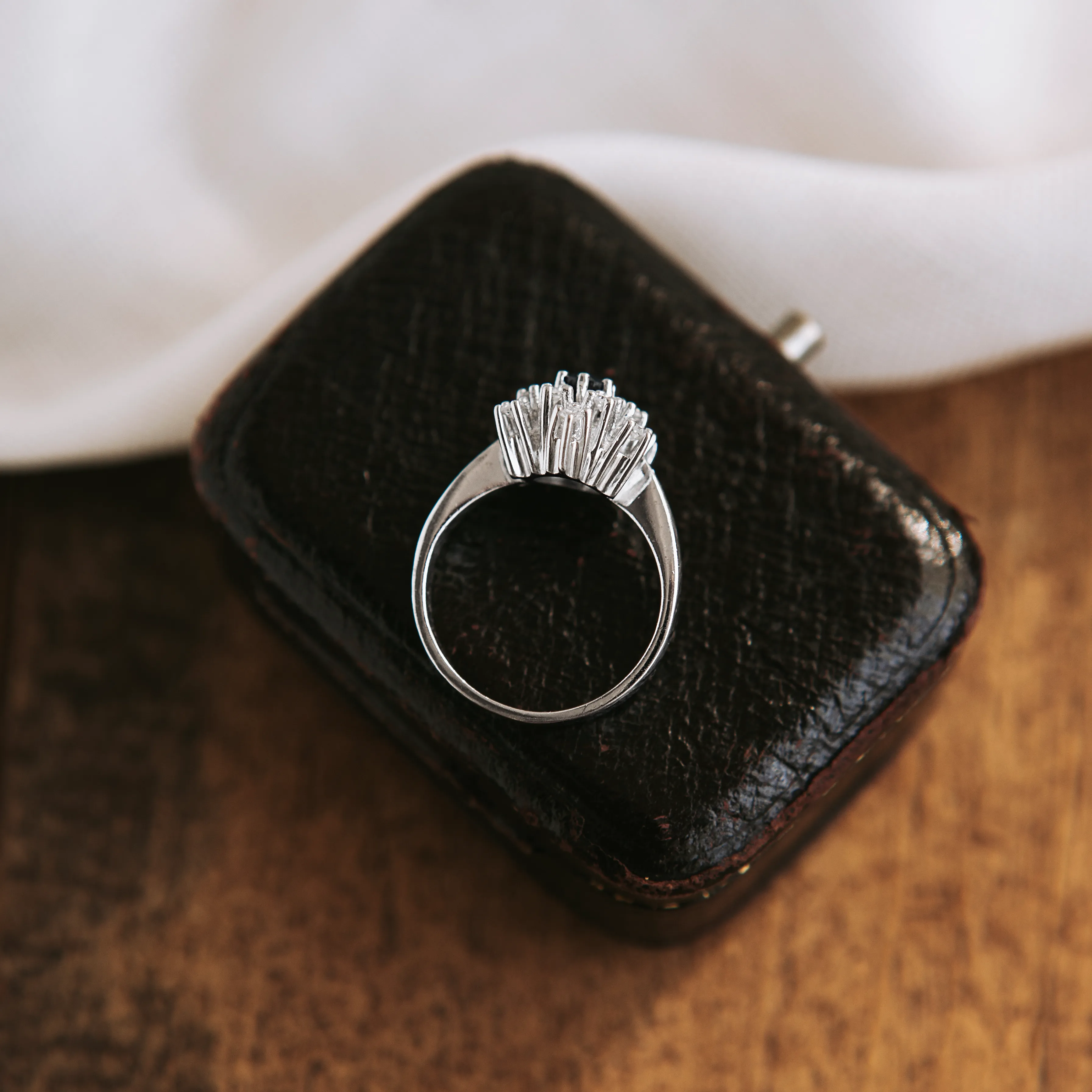 S7383 - Vintage sapphire rosette ring 3 S7383 - Vintage sapphire rosette ring - Image 3
