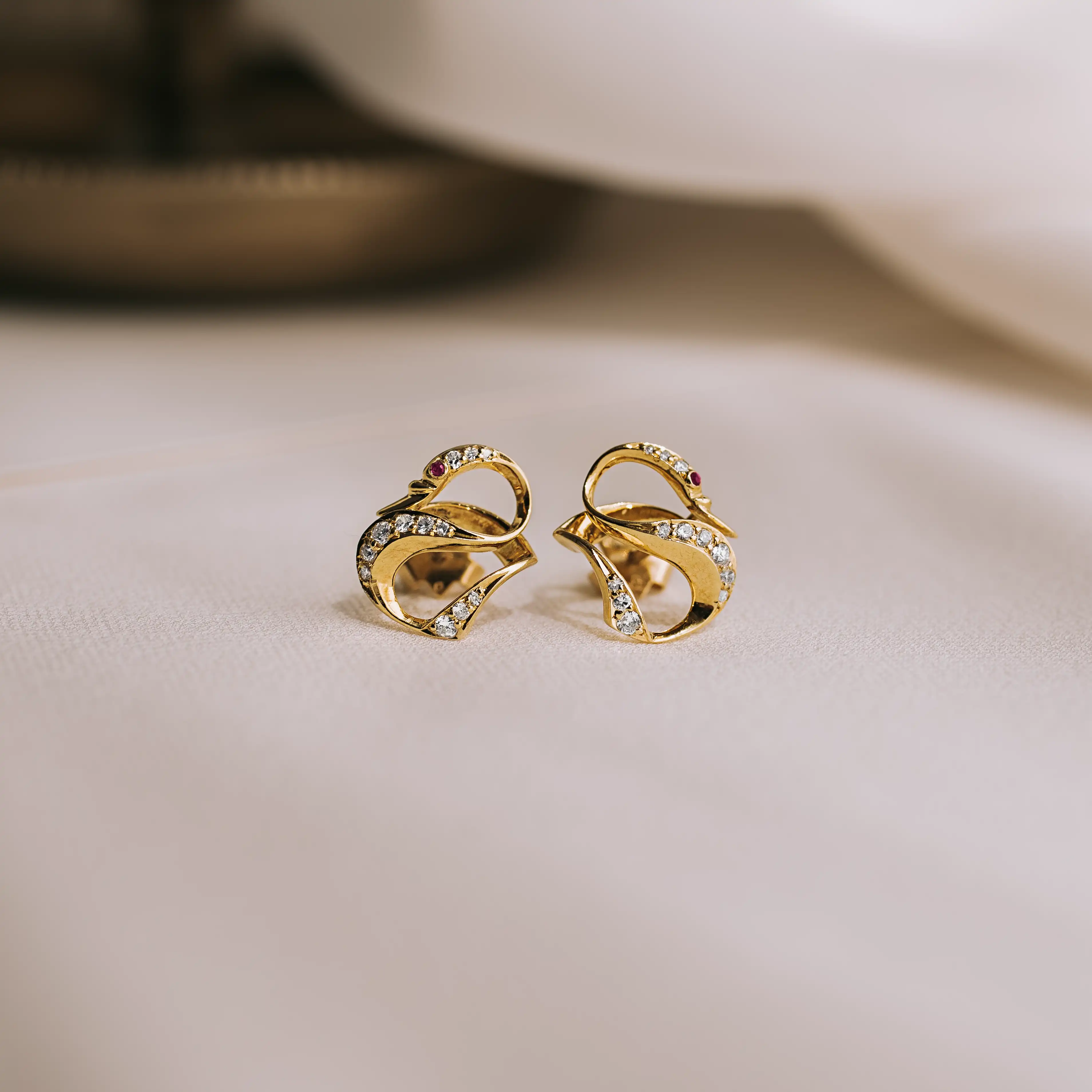 P6570.1 - Pendientes cisnes 1 P6570.1 - Pendientes cisnes