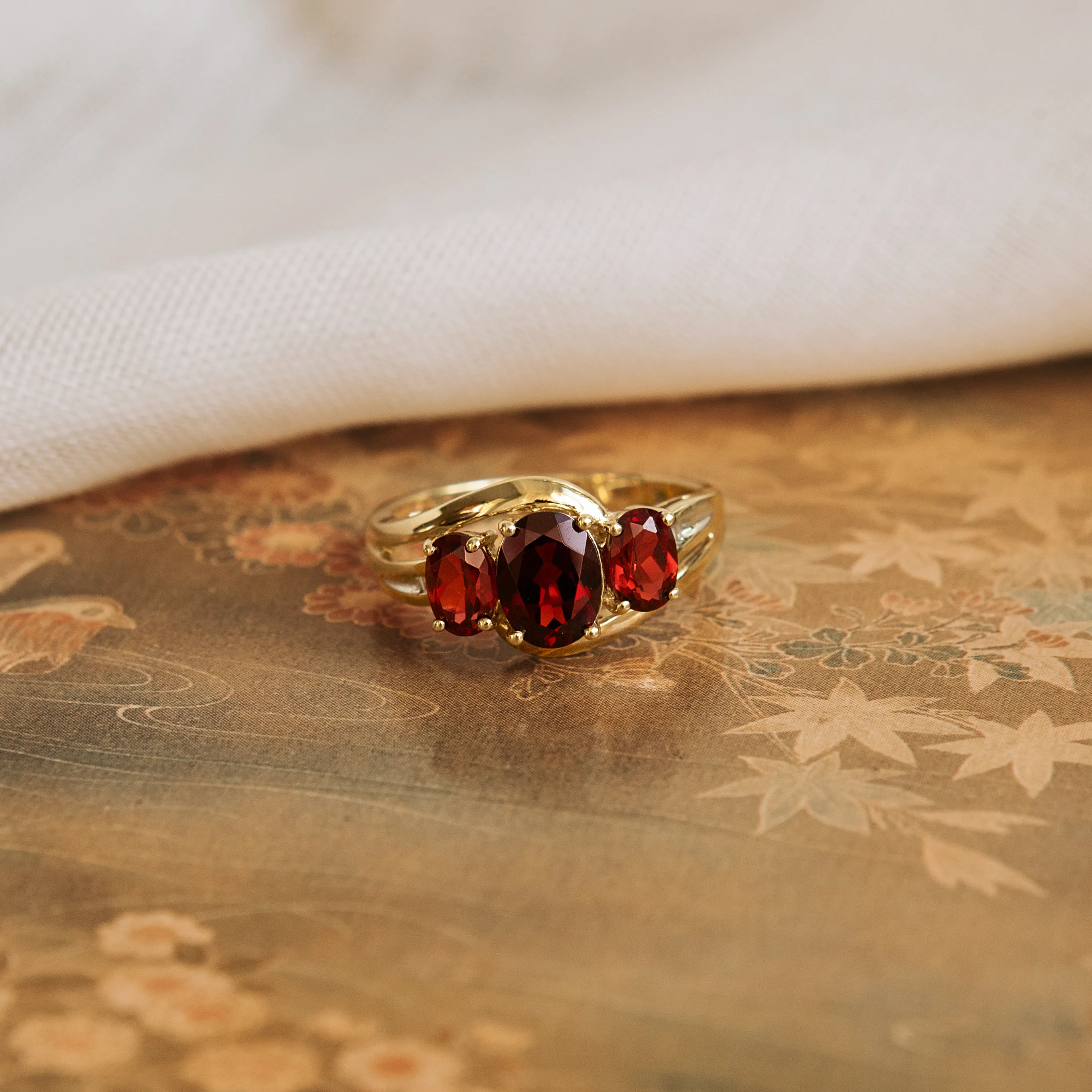 S7450 - Vintage garnet three-stone ring 1 S7450 - Vintage garnet three-stone ring