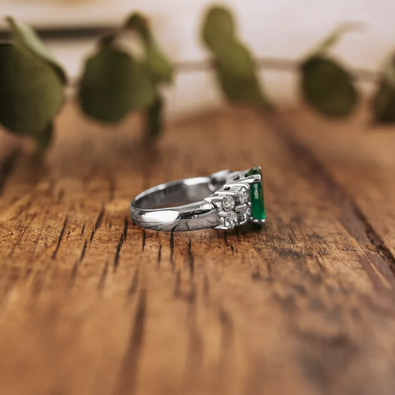 S7469 - Emerald and diamond ring - Image 3