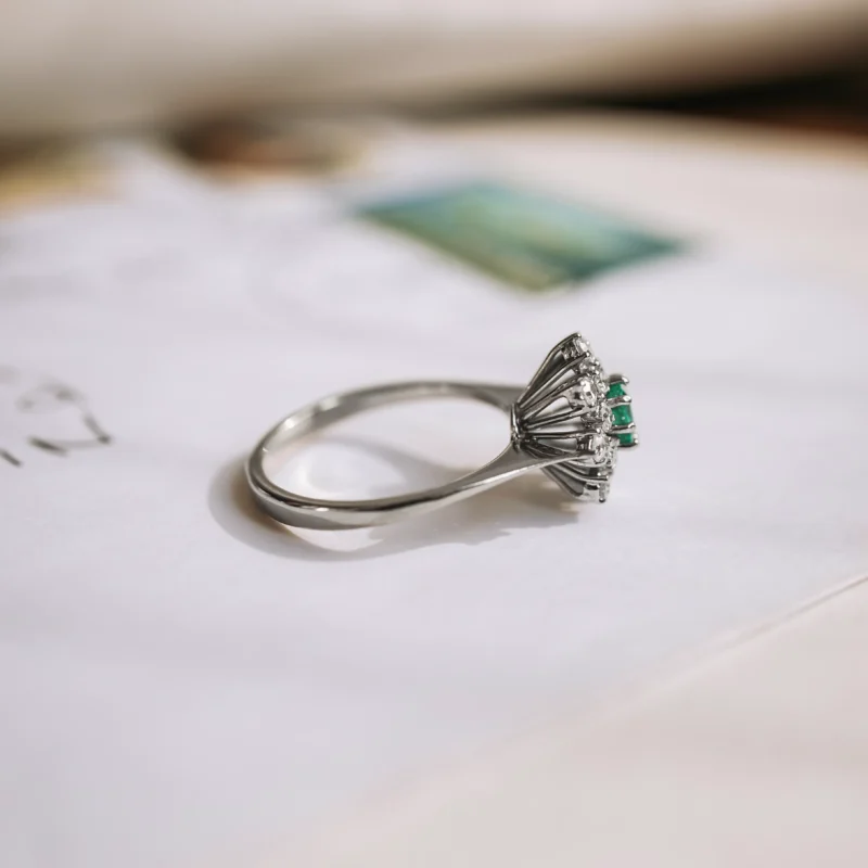 S7731 - Vintage Emerald Rosette ring 5 S7731 - Vintage Emerald Rosette ring - Image 3