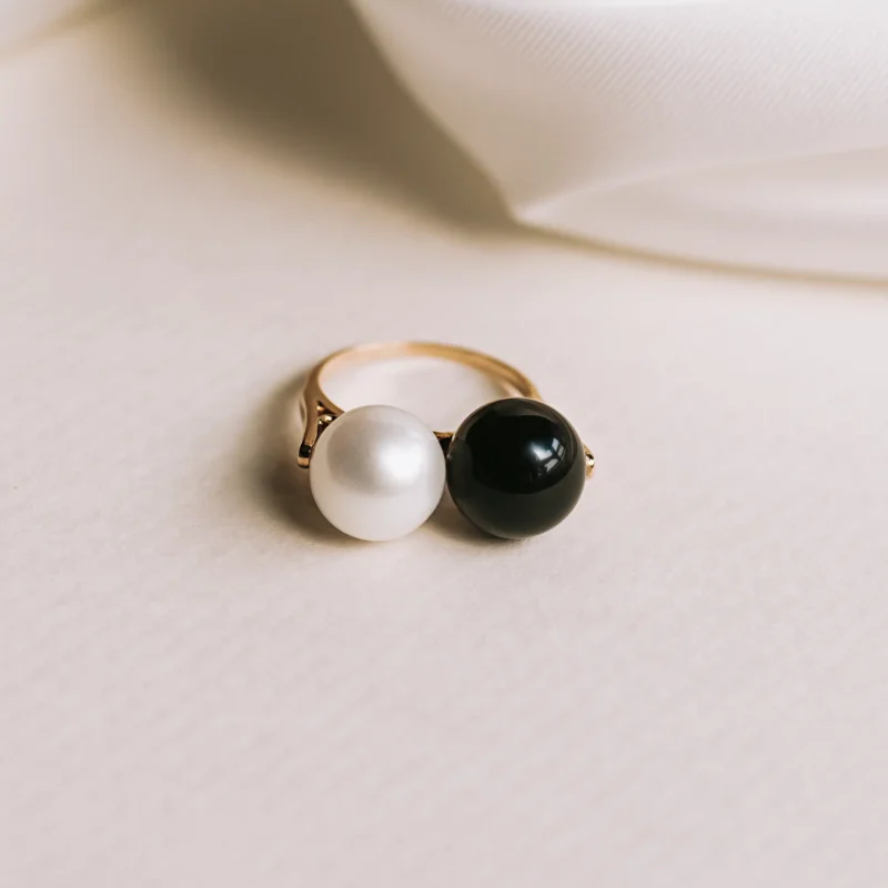 Onyx in Antique Jewelry: Origins, Symbolism, and Its Leading Role in Art Deco 2 perla y onix