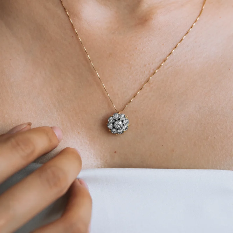 Alternative view of C2667 - cluster pendant