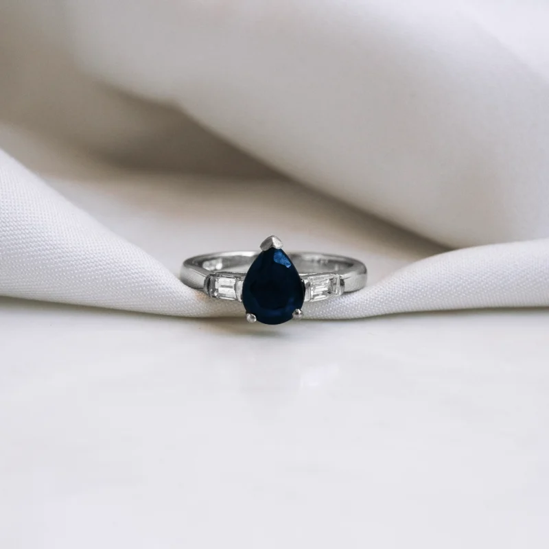 S8200 - Sortija zafiro y diamantes