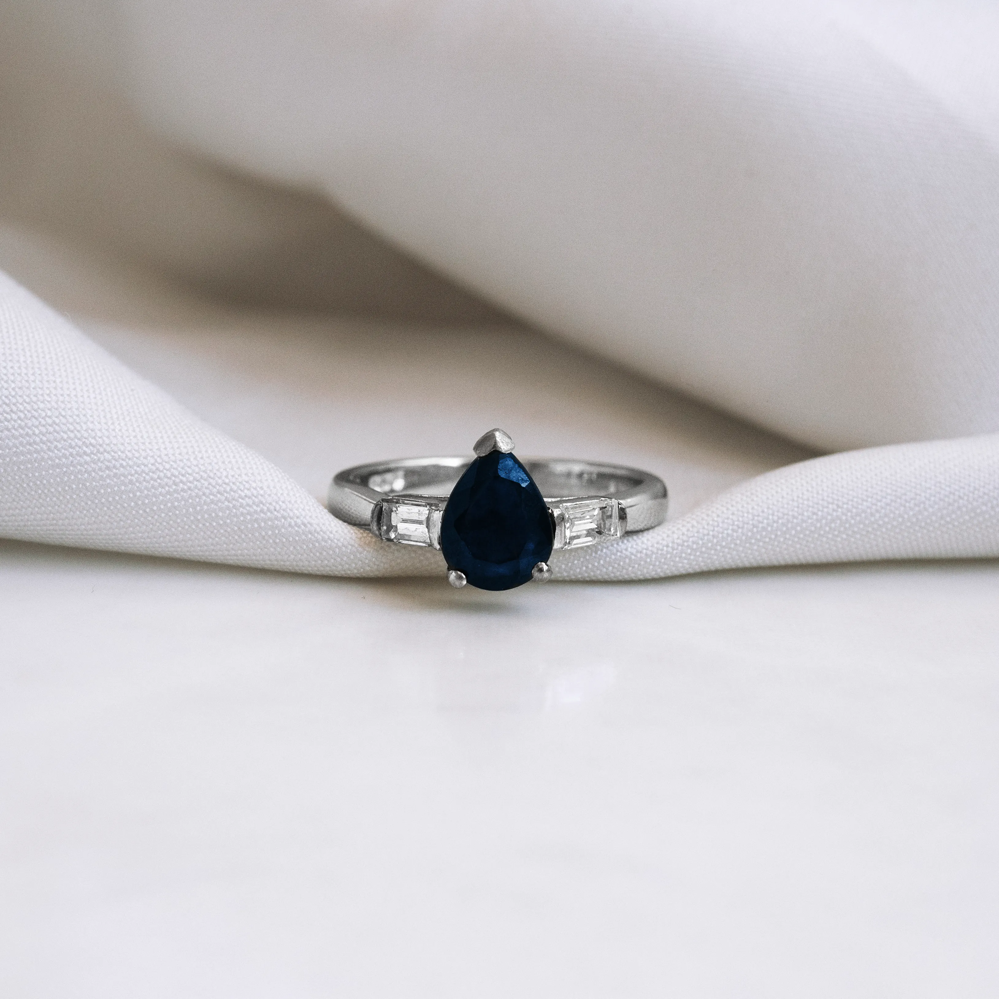 S8200 – Sortija zafiro y diamantes