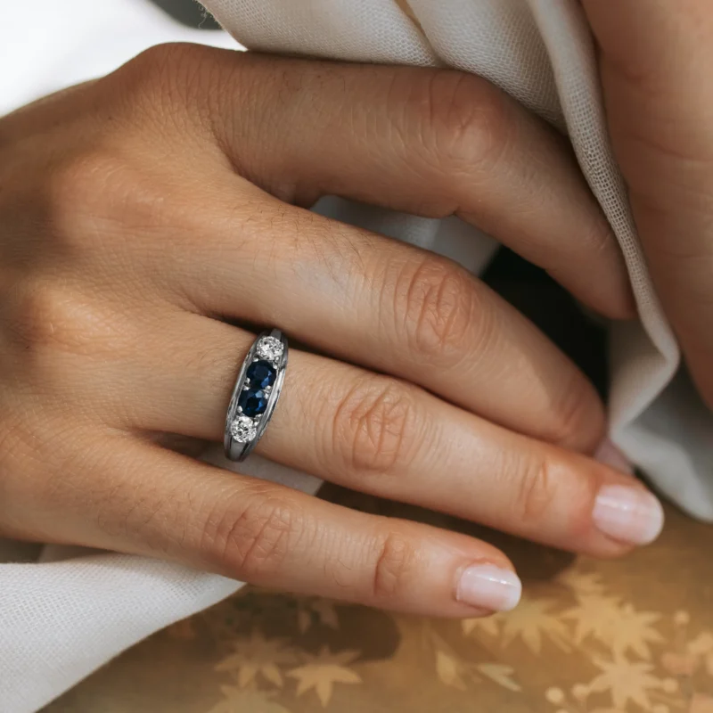 Alternative view of S8245 - Sortija zafiros y diamantes