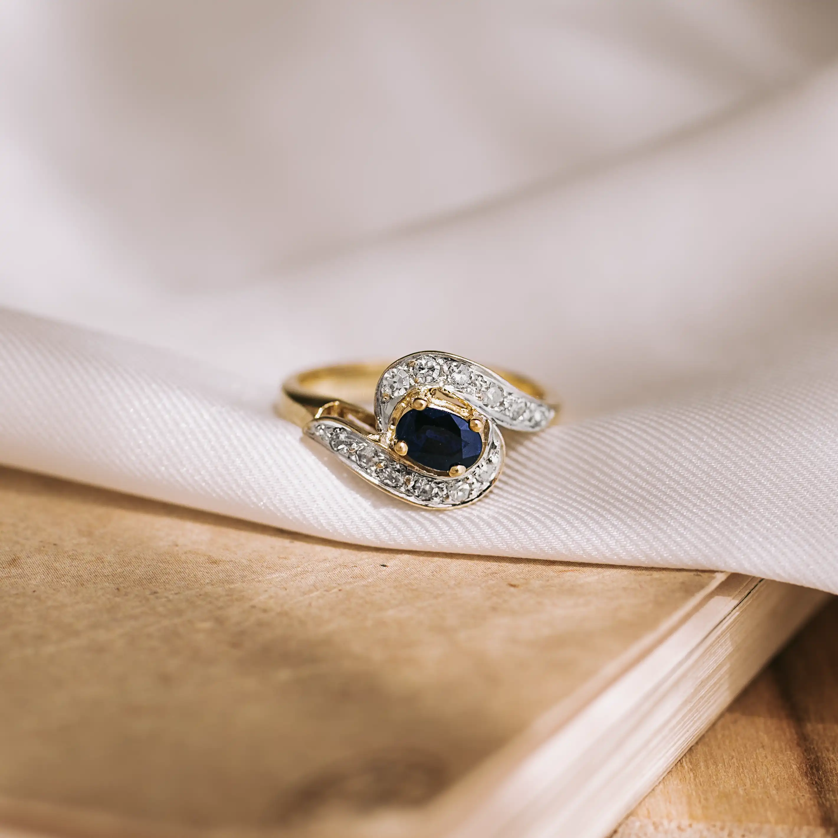 S8234 – Sortija zafiro y diamantes