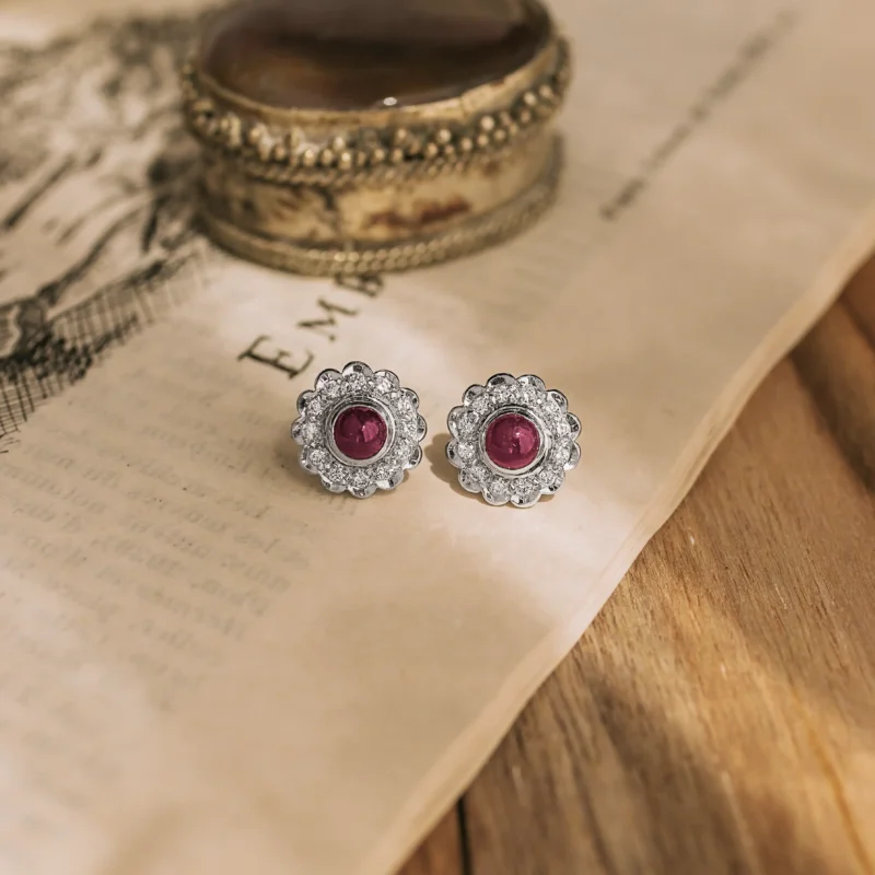 P8239 - Pendientes rosetas rubíes