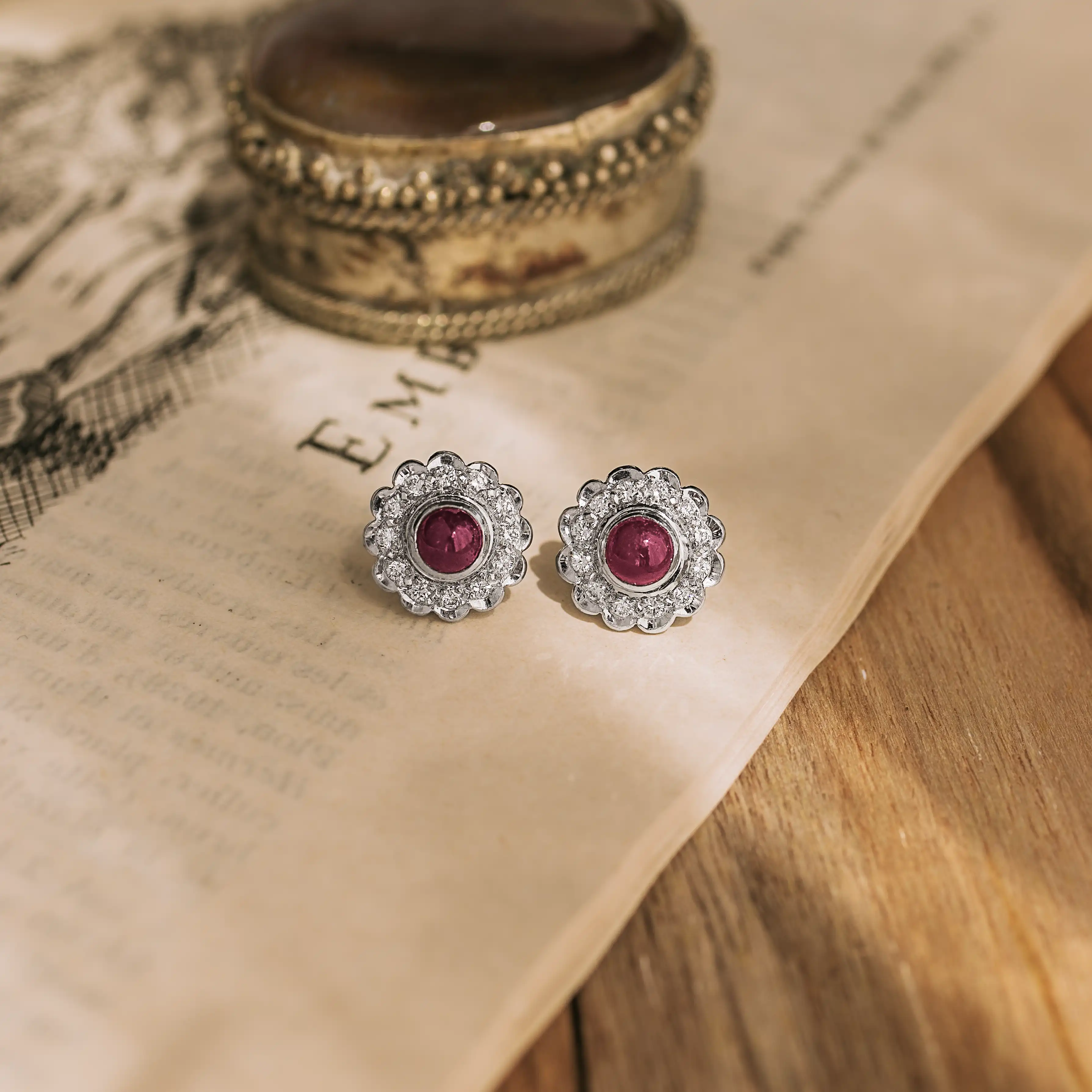P8239 – Pendientes rosetas rubíes