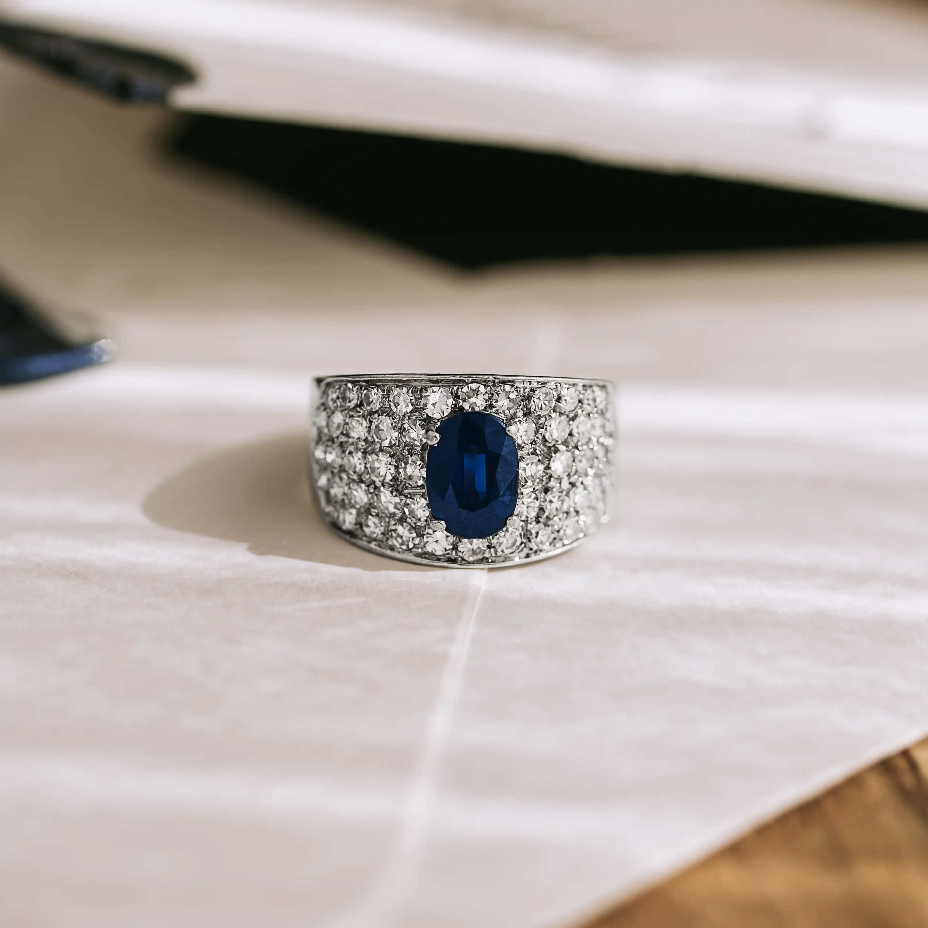 S8458 – Sortija zafiro y diamantes