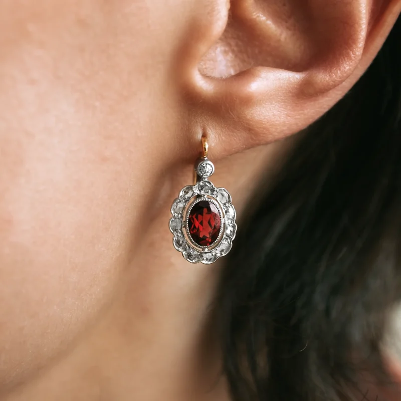 Alternative view of P7934 - Pendientes granates y diamantes