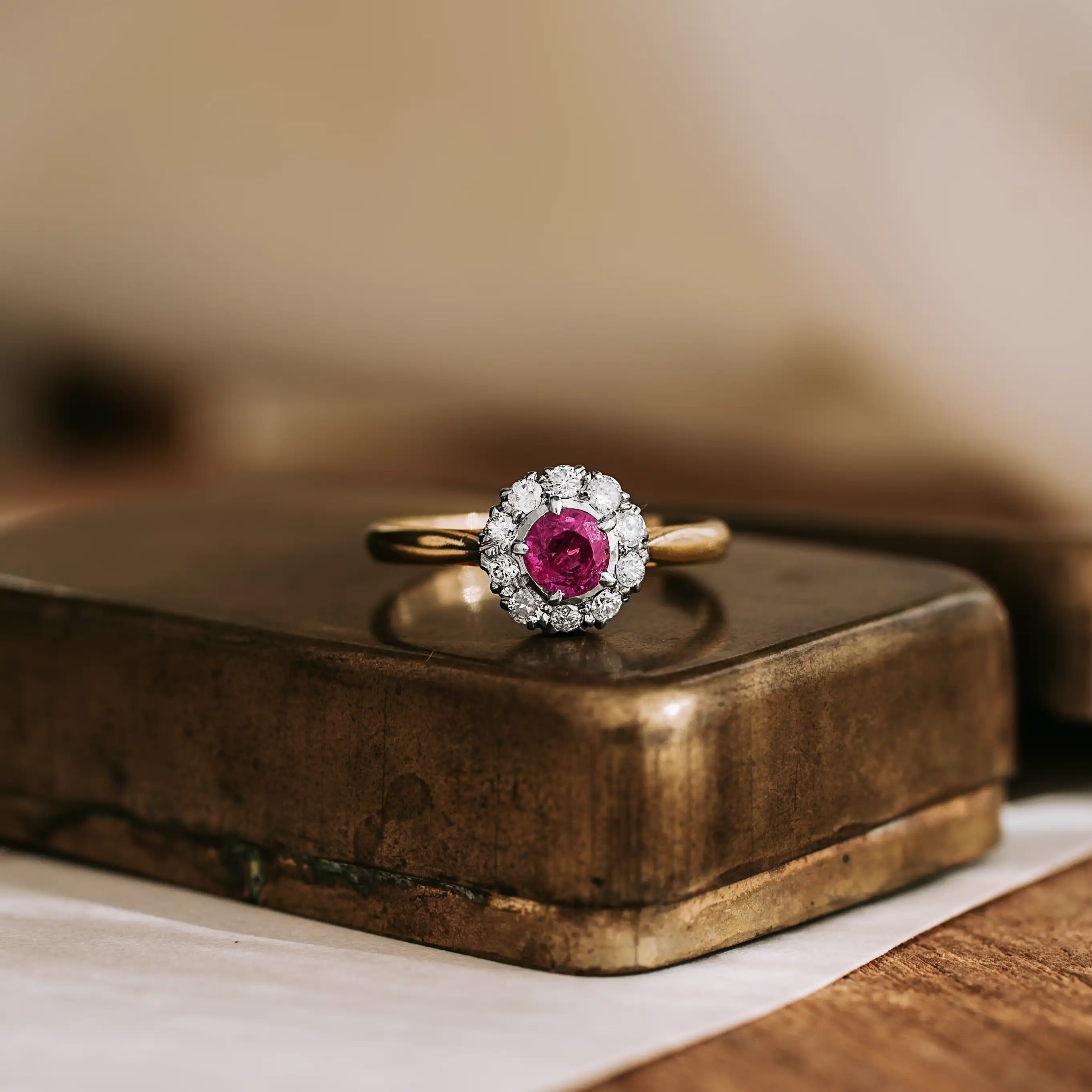 S8441 – Roseta rubí y diamantes