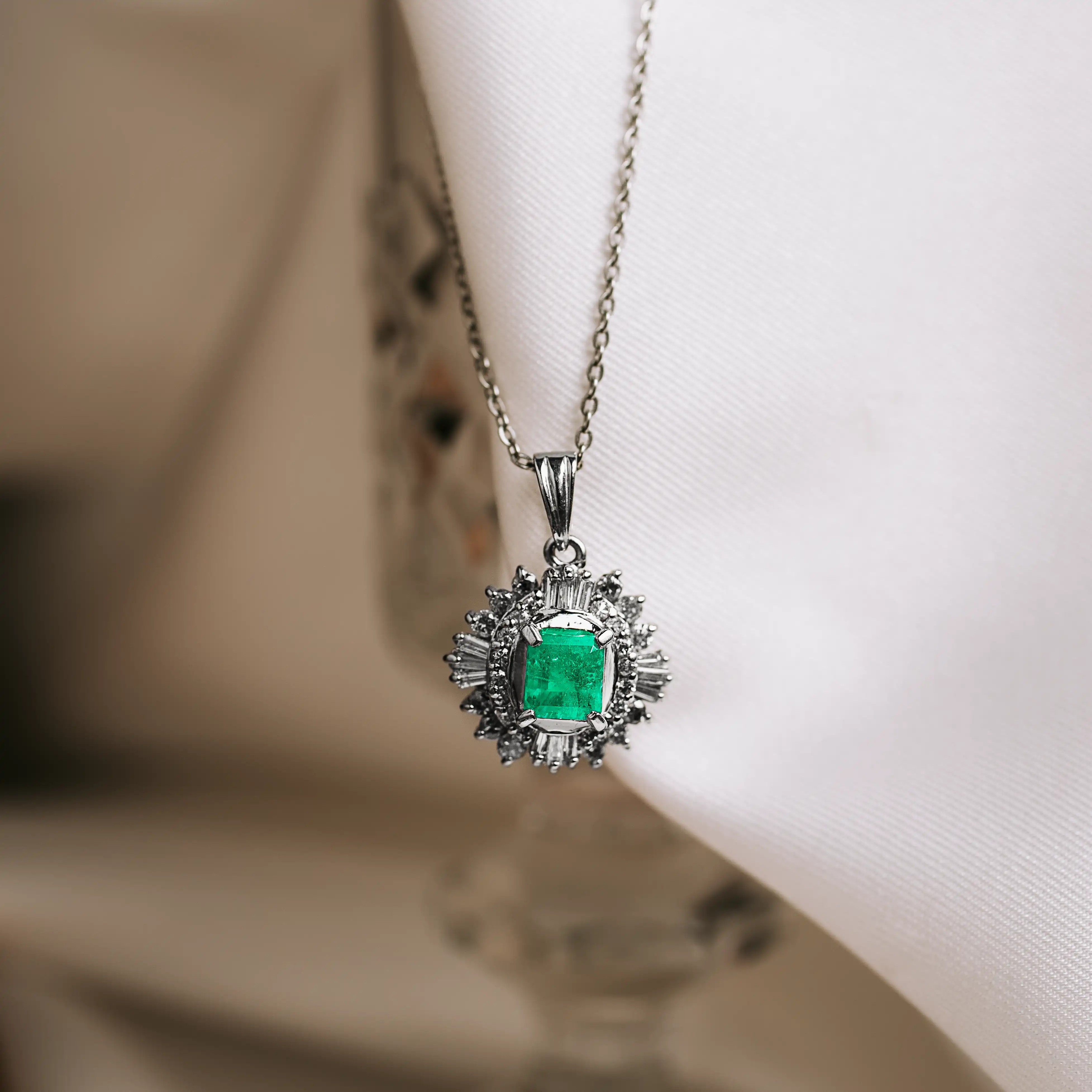 S8466 - Colgante esmeralda y diamantes 1 S8466 - Colgante esmeralda y diamantes